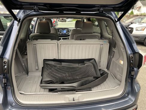 Used 2014 Toyota Highlander XLE AWD/4WD image 17