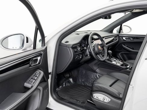 Used 2025 Porsche Macan image 7