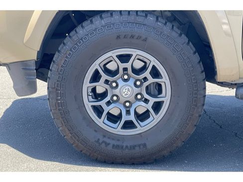 Used 2018 Toyota Tacoma SR5 RWD image 11