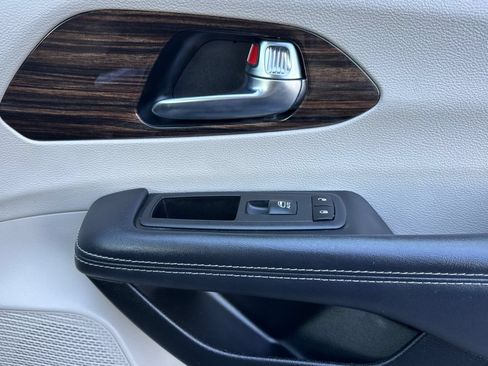 Used 2023 Chrysler Pacifica Limited FWD image 21