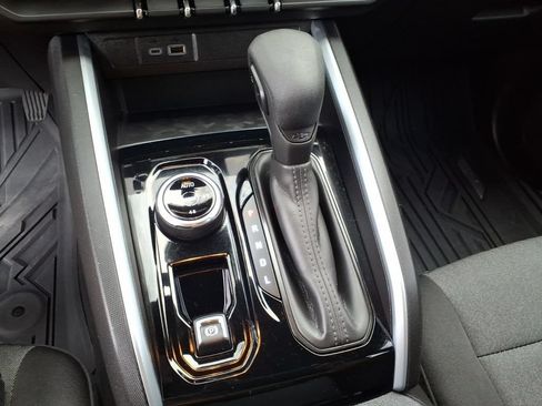 Used 2023 Chevrolet Colorado Trail Boss w/ Technology Package AWD/4WD image 8