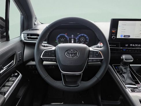 Used 2025 Toyota Sienna Limited FWD image 22