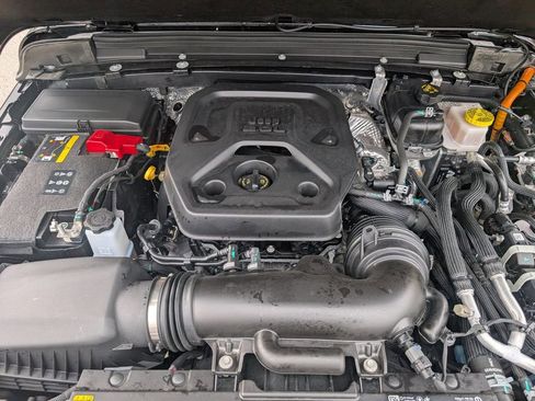 Used 2025 Jeep Wrangler Unlimited Sahara w/ Safety Group image 38