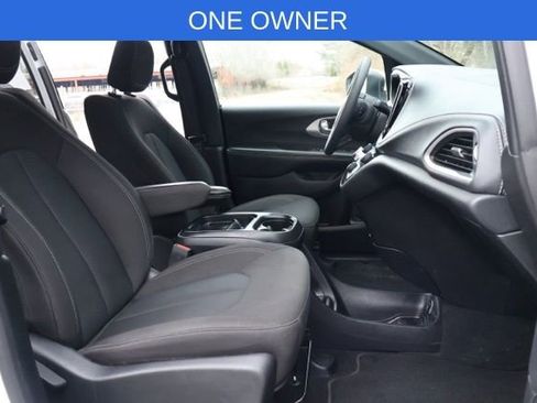 Used 2023 Chrysler Pacifica Touring image 4