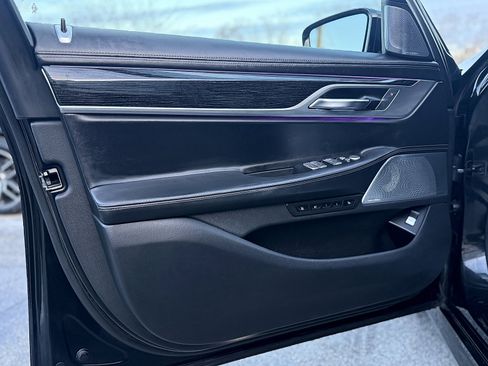 Used 2020 BMW 750i xDrive w/ Executive Package image 22