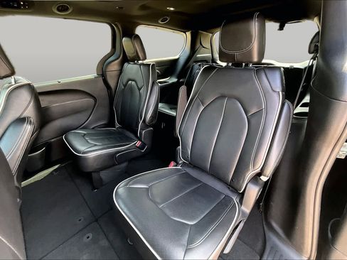 Used 2025 Chrysler Pacifica Limited FWD image 19