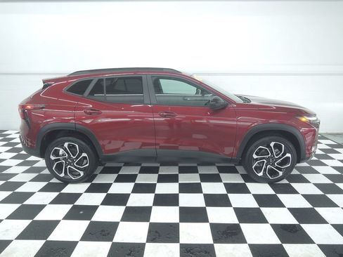 Used 2025 Chevrolet Trax RS FWD image 2