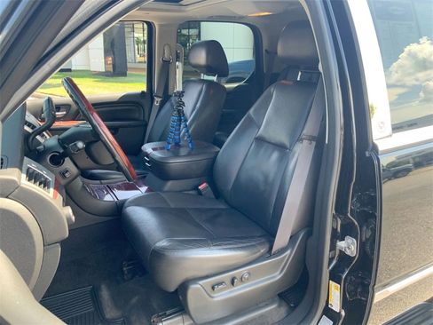 Used 2011 Cadillac Escalade 4D Sport Utility w/ Touring Package image 20