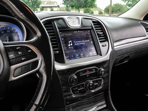 Used 2019 Chrysler 300 Touring w/ Chrome Appearance Package RWD image 24