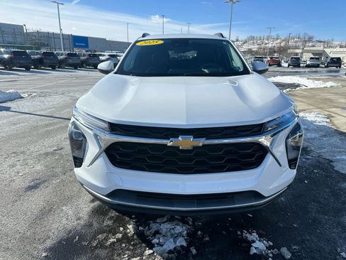 Used 2025 Chevrolet Trax LT image 3