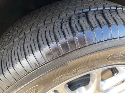 Used 2024 Chrysler Pacifica Touring-L image 23