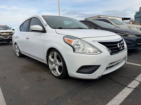 Used 2018 Nissan Versa SV image 2
