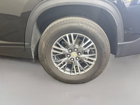 Used 2025 Chevrolet Traverse LT FWD image 27