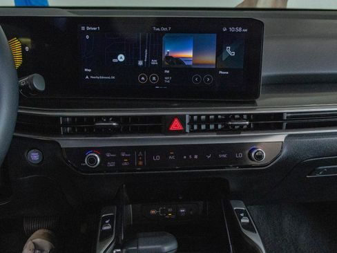 New 2025 Kia Sorento S w/ Panoramic Sunroof Package image 4