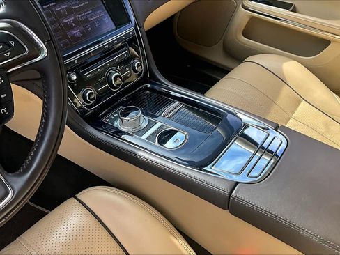 Used 2013 Jaguar XJ RWD image 16