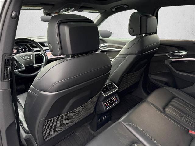 Used 2019 Audi e-tron Prestige w/ Prestige Package AWD/4WD image 18