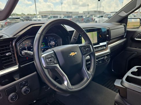 Used 2024 Chevrolet Silverado 1500 LT w/ Convenience Package II RWD image 16