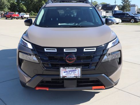 Used 2025 Nissan Rogue SV image 3