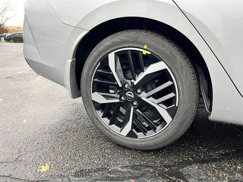 New 2025 Nissan Versa SR w/ Trunk Package image 42