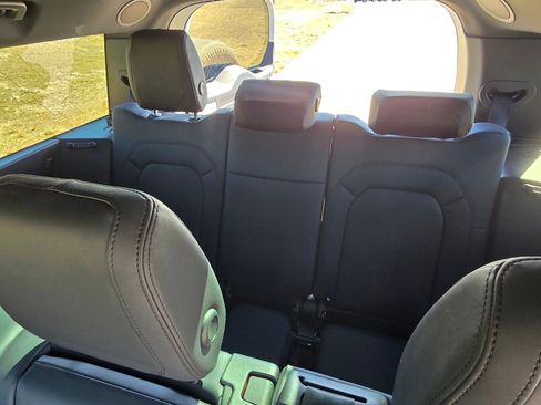 Used 2023 Land Rover Defender 130 X-Dynamic SE image 29