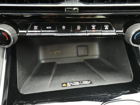 Used 2024 Chevrolet Traverse RS FWD image 17
