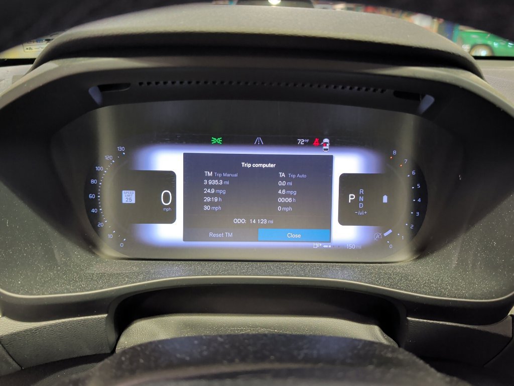 Used 2023 Volvo XC40 B5 Plus AWD/4WD image 13