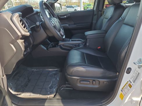 Used 2022 Toyota Tacoma TRD Off-Road w/ TRD Premium Off Road Package image 19