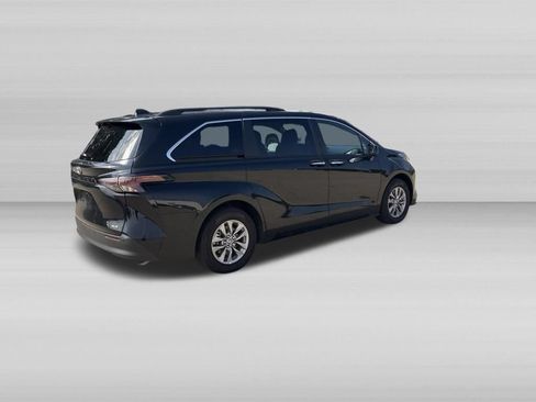 Used 2026 Toyota Sienna XLE FWD image 5