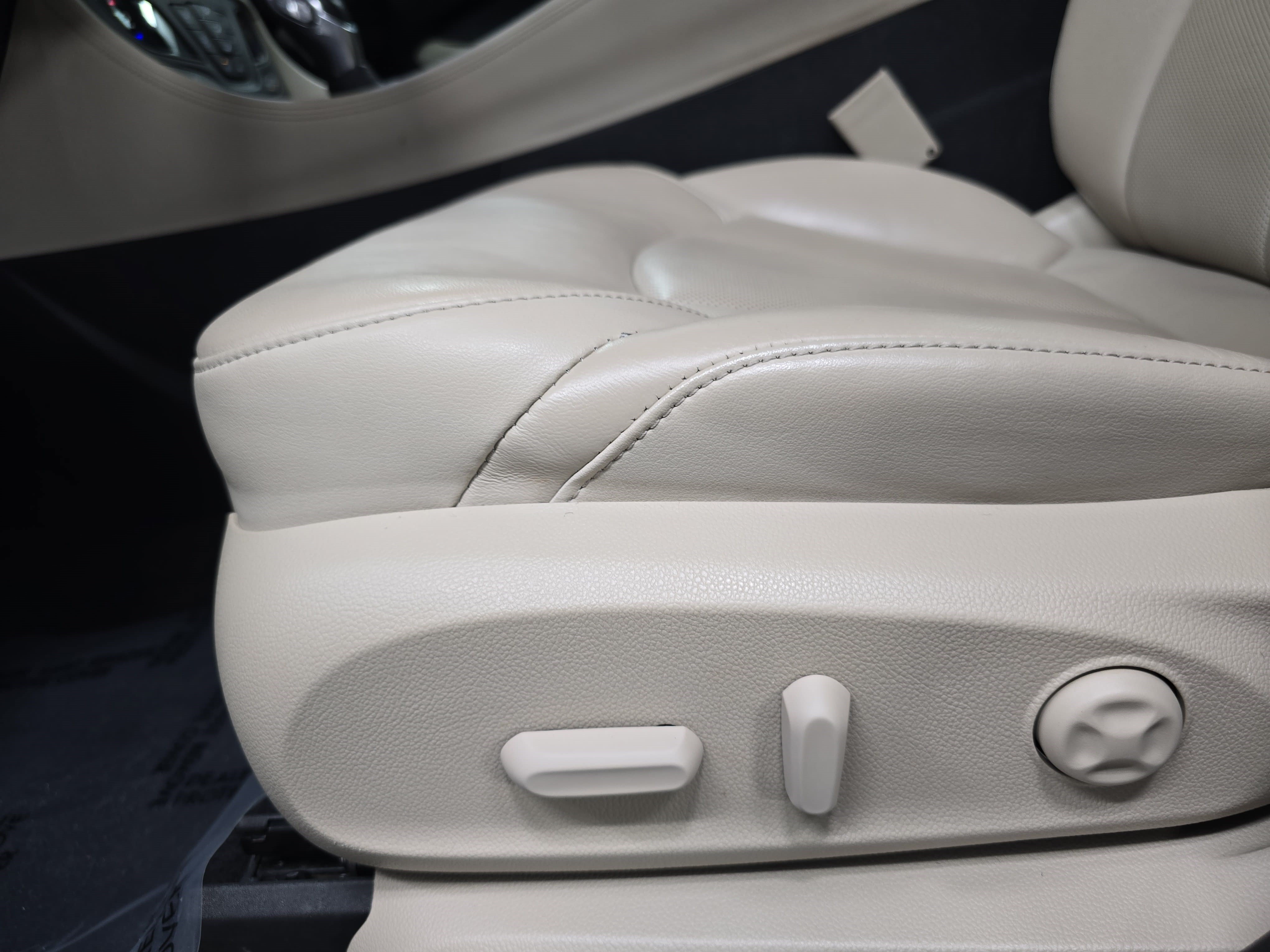 Used 2020 Buick Envision Essence w/ Experience Buick Package FWD image 27