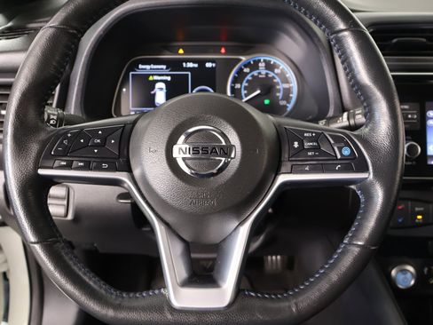 Used 2019 Nissan Leaf SV w/ SV Technology Package FWD image 3