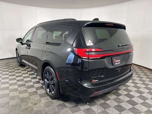 Used 2025 Chrysler Pacifica Limited FWD image 4