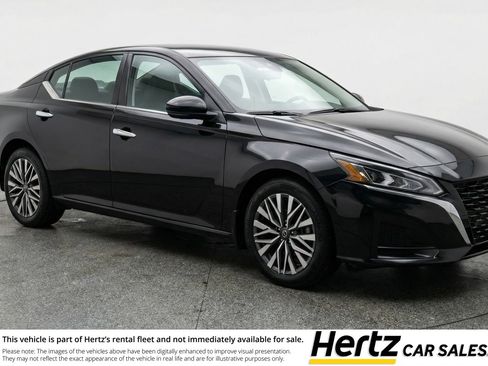 Used 2025 Nissan Altima 2.5 SV image 1