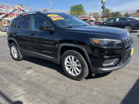 Used 2020 Jeep Cherokee Latitude w/ Cold Weather Group AWD/4WD image 3