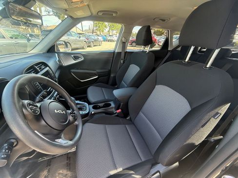 Used 2025 Kia Soul LX w/ LX Technology Package image 32