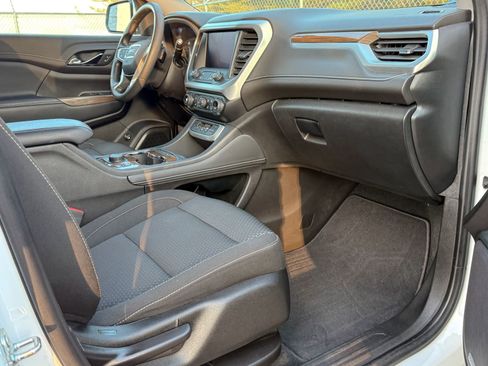 Used 2023 GMC Acadia SLE w/ Driver Convenience Package image 10