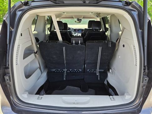 Used 2023 Chrysler Pacifica Touring-L FWD image 14