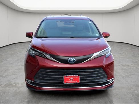 Used 2021 Toyota Sienna XLE w/ XLE Plus Package FWD image 7