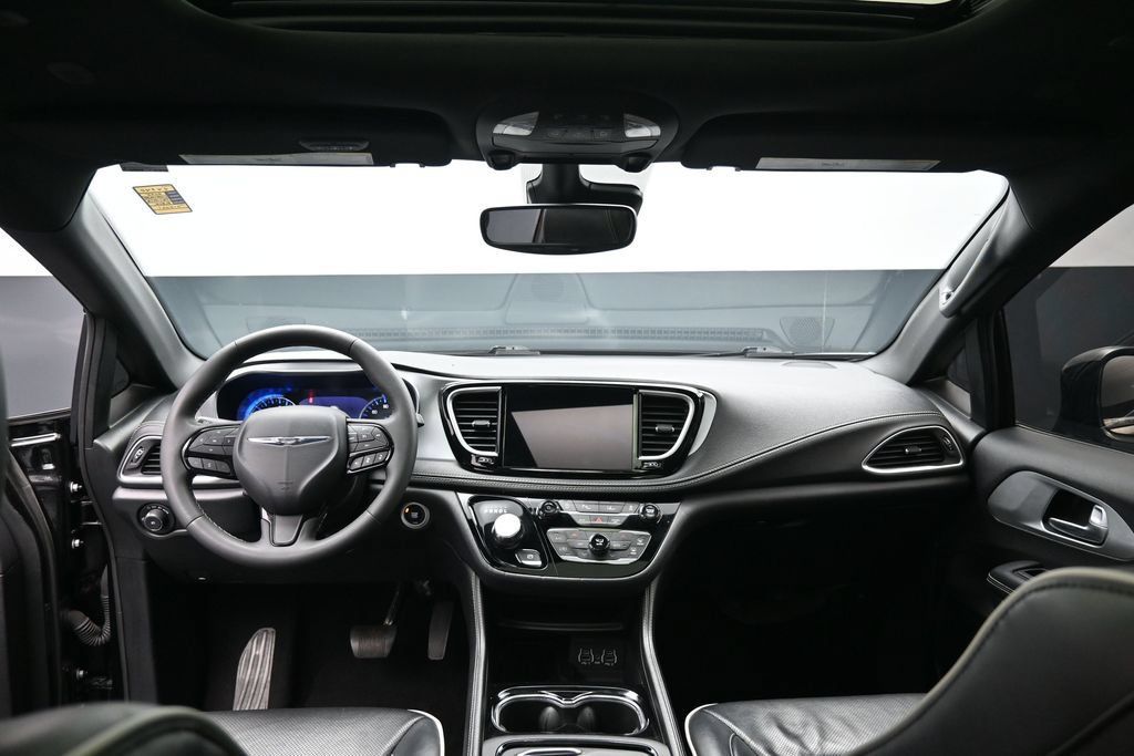 Used 2025 Chrysler Pacifica Limited FWD image 30