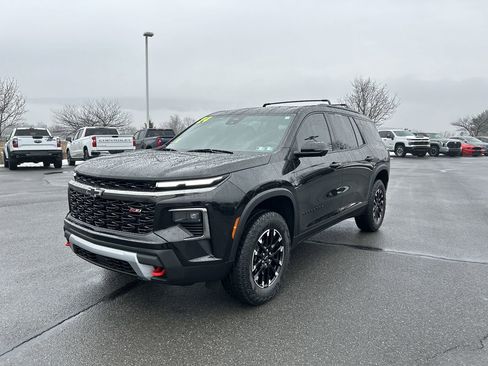 Used 2024 Chevrolet Traverse Z71 image 3