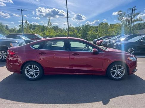Used 2018 Ford Fusion SE w/ Fusion SE Technology Package FWD image 4