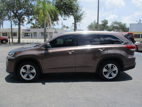 Used 2018 Toyota Highlander Limited FWD image 5