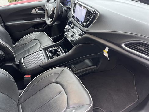 Used 2023 Chrysler Pacifica Limited w/ S Appearance Package image 24