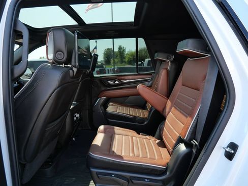 Used 2023 GMC Yukon Denali Ultimate w/ LPO, Floor Liner Package AWD/4WD image 16