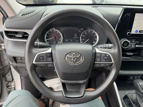 Used 2023 Toyota Highlander L FWD image 11