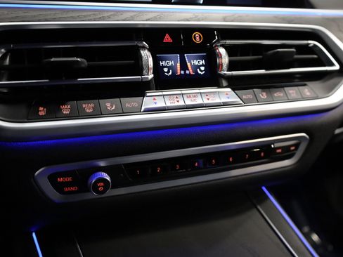 Used 2022 BMW X7 xDrive40i w/ M Sport Package image 31