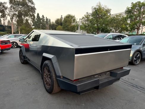 Used 2024 Tesla Cybertruck AWD Crew Cab image 4