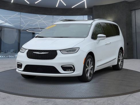 Used 2022 Chrysler Pacifica Pinnacle AWD/4WD image 2