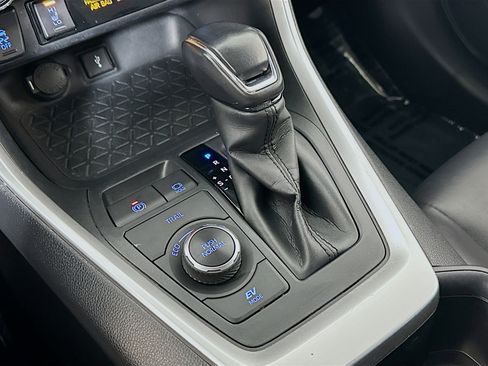 Used 2022 Toyota RAV4 XLE Premium image 16