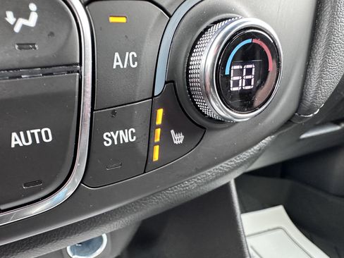 Used 2023 Chevrolet Traverse LT image 21