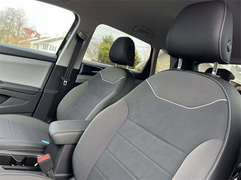 Used 2024 Volkswagen Taos SE image 9